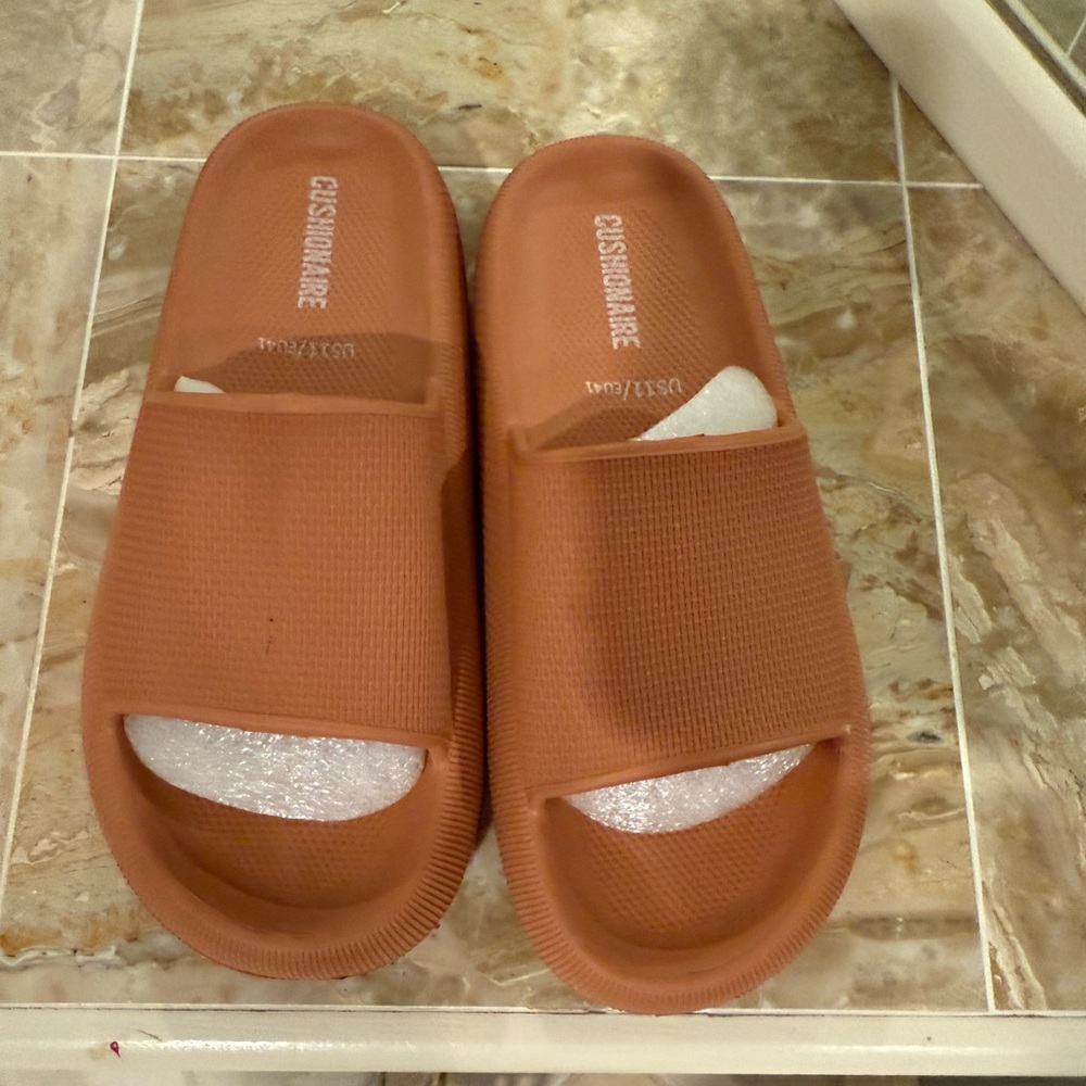Cushoinaire sandals size 11